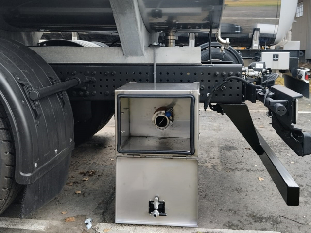 Фото №4: Автоцистерна ЯДИШ-ВМ-65658 на шасси КАМАЗ- 65658-49 для пищевых жидкостей