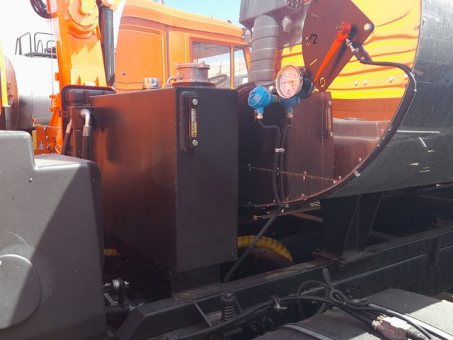 Фото №2: Автогудронатор АДГ-43253