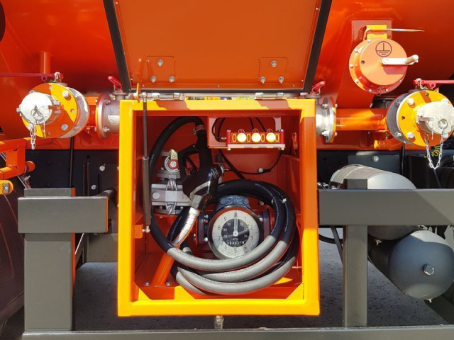 Фото №5: Автотопливозаправщик CHAMELEON-12-2 на шасси KAMAZ-65115