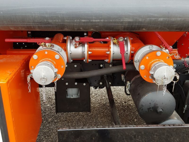 Фото №8: Автотопливозаправщик CHAMELEON-8.5 на шасси KAMAZ-43253