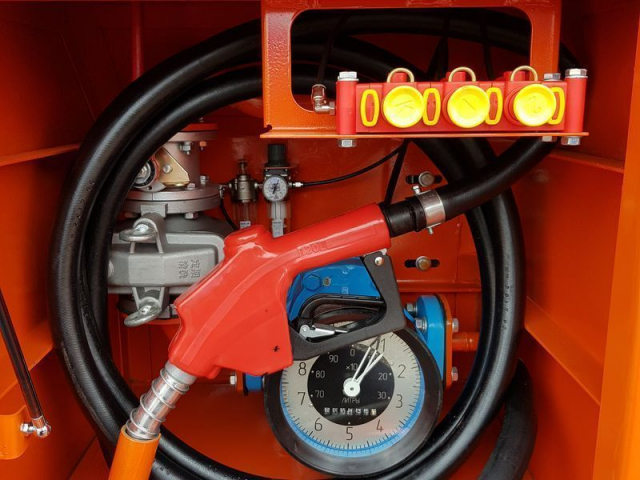 Фото №9: Автотопливозаправщик CHAMELEON-8.5 на шасси KAMAZ-43253