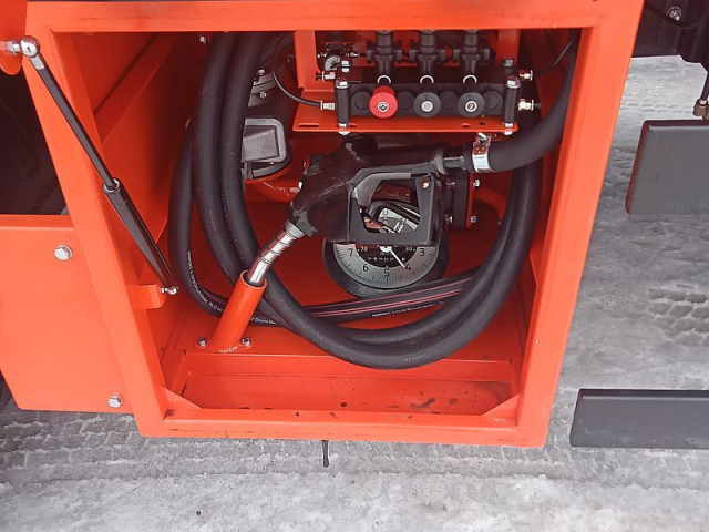 Фото №4: Автотопливозаправщик CHAMELEON-8.5 на шасси KAMAZ-53605