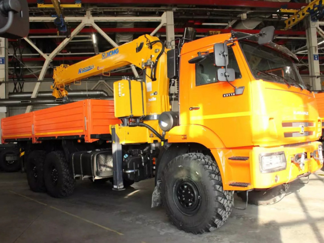 Фото №1: Бортовой автомобиль KAMAZ-43118-2095-48 с КМУ XCMG SQS 200-6 (мод. 6591-15044B-48)