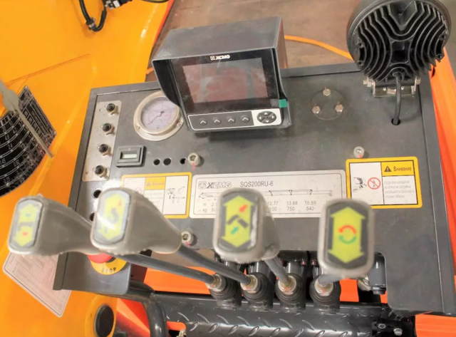 Фото №2: Бортовой автомобиль KAMAZ-43118-2095-48 с КМУ XCMG SQS 200-6 (мод. 6591-15044B-48)