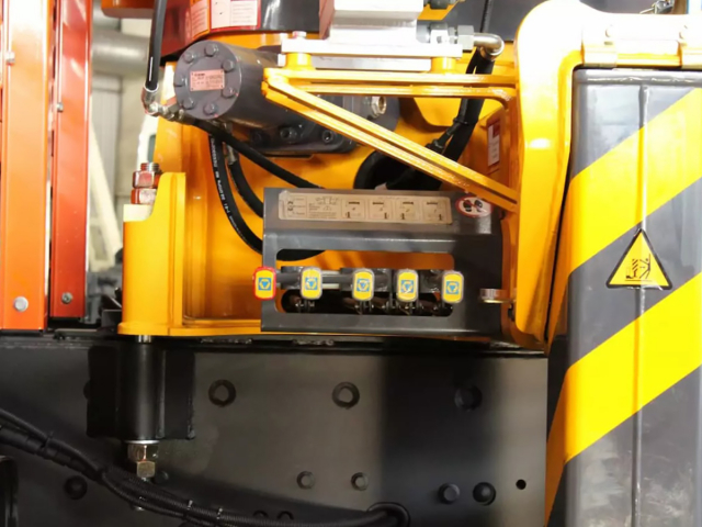 Фото №3: Бортовой автомобиль KAMAZ-43118-2095-48 с КМУ XCMG SQS 200-6 (мод. 6591-15044B-48)