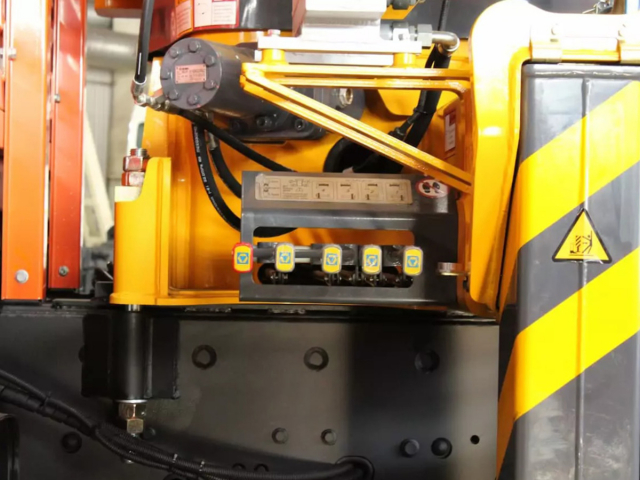 Фото №2: Бортовой автомобиль KAMAZ-43118-2095-48 с КМУ XCMG SQS 200-6 + БУР 350 мм (мод. 6591-15094B-48)